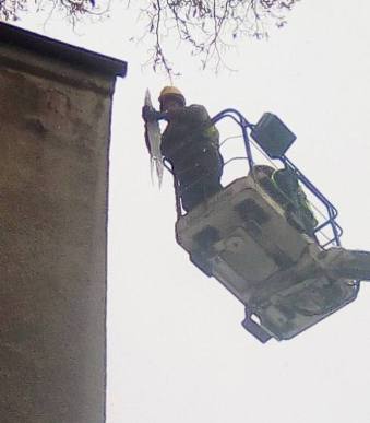 Комунальники Харкова очистили покрівлі від бурульок